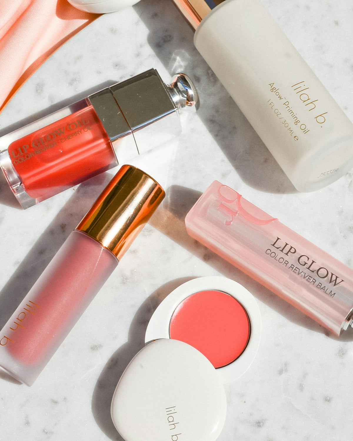 Rouge à lèvres corail et maquillage sur fond clair Image