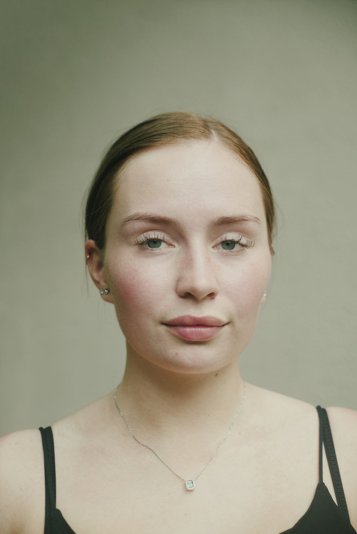 Portrait d'une jeune femme à la peau claire, lumière naturelle Image