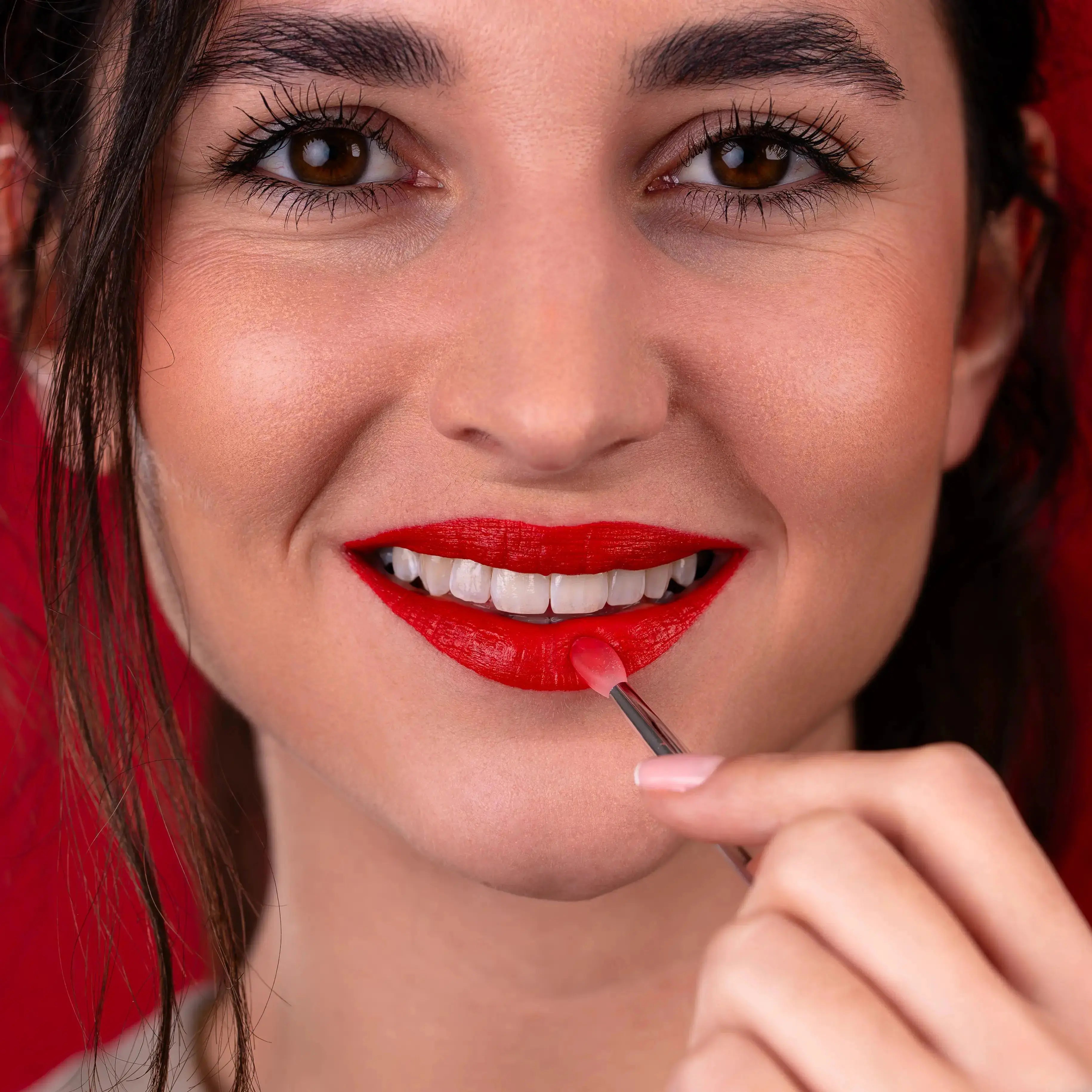 POT MÉLANGEUR ROUGE À LÈVRES AVEC PINCEAU SILICONE - BLIIP Bliip Image