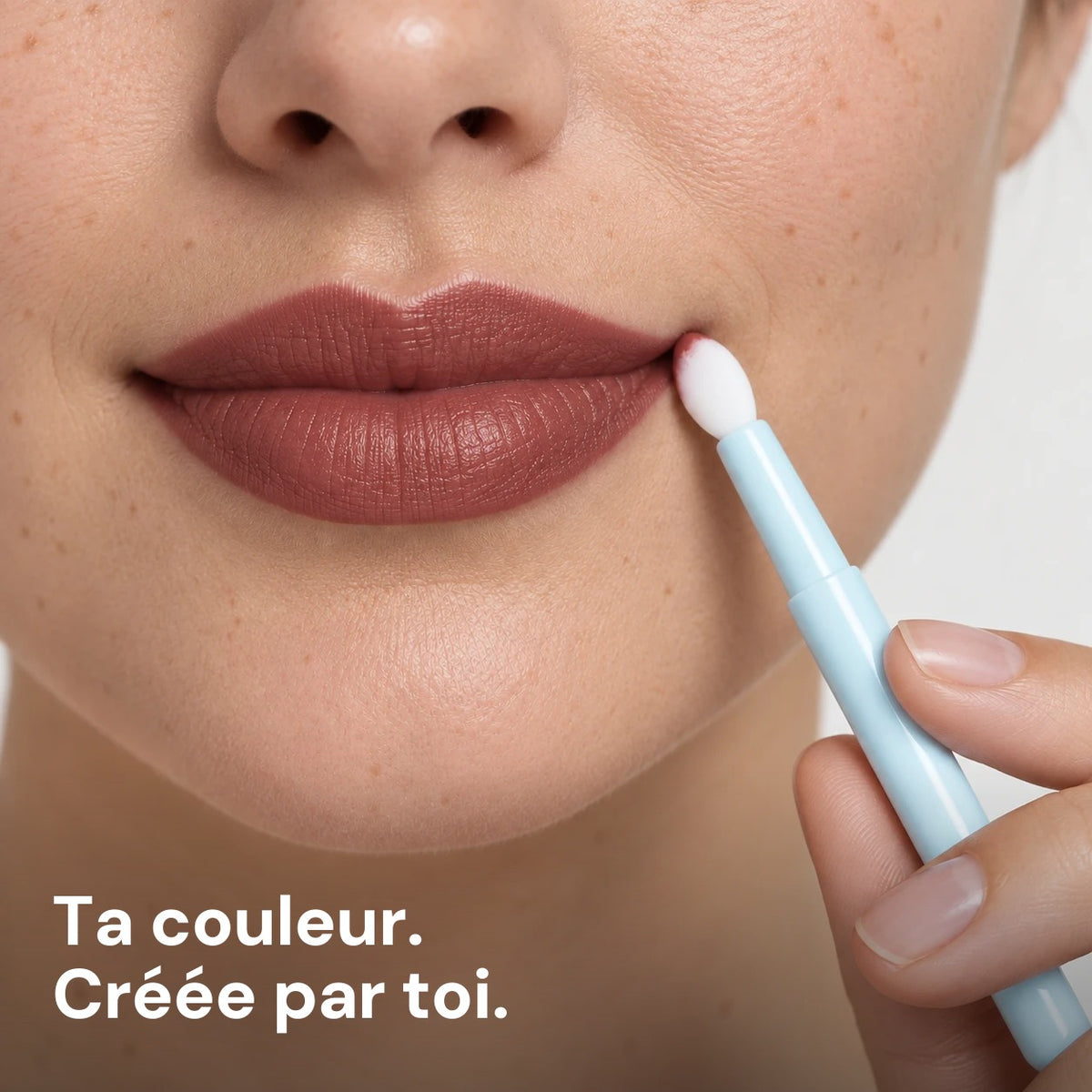 Rouge à lèvres nude créé avec le kit, porté