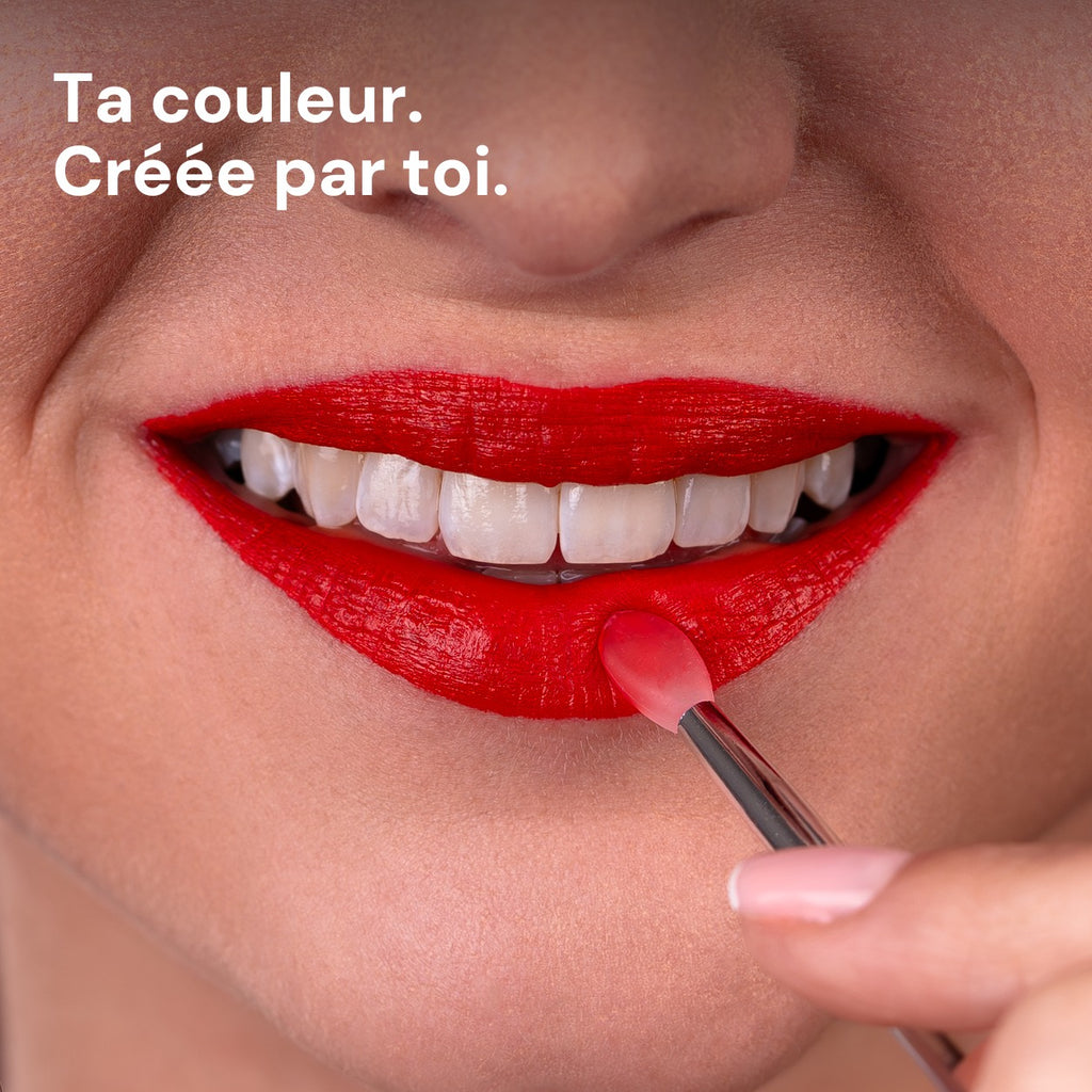 Rouge à lèvres rouge créé avec le kit Bliip Iconique, porté