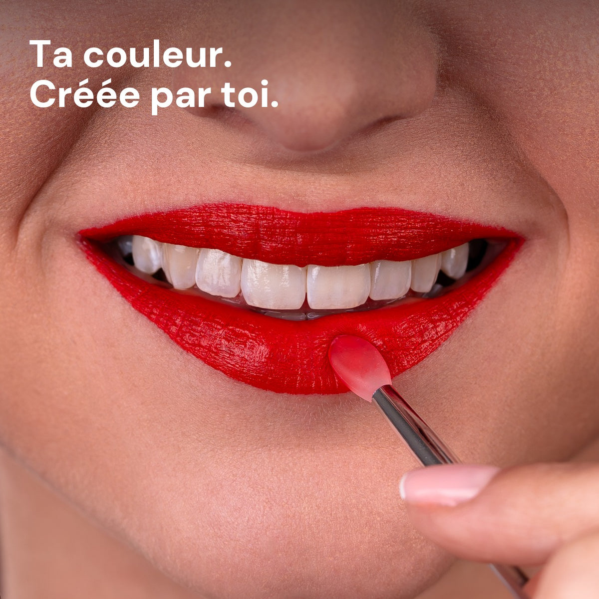 Rouge à lèvres rouge créé avec le kit Bliip Iconique, porté