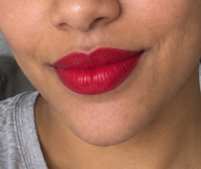Lèvres avec un rouge Bliip, teinte BLP-C288 (photo d'illustration) Image